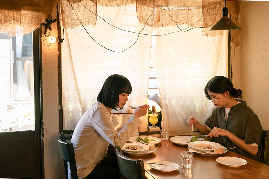 窓際にカーテンがわりに装飾された生成りの布帛もシックな雰囲気。