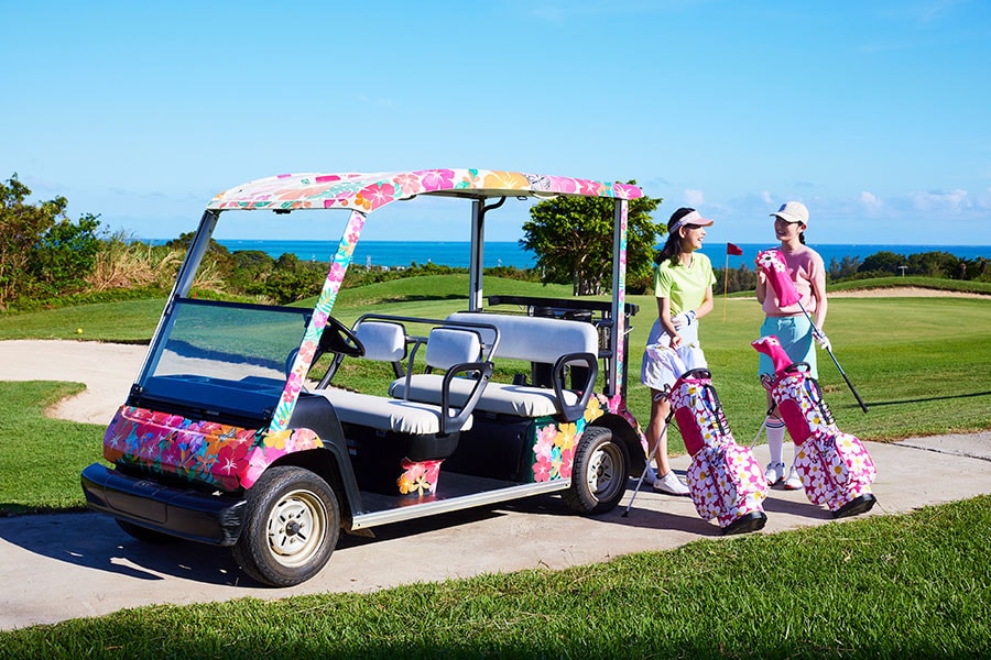 ゴルフカート、それにゴルフバッグやグローブなども花柄で統一して南の島の雰囲気を盛り上げる。すべてレンタルできるので、手ぶらでも参加できる。