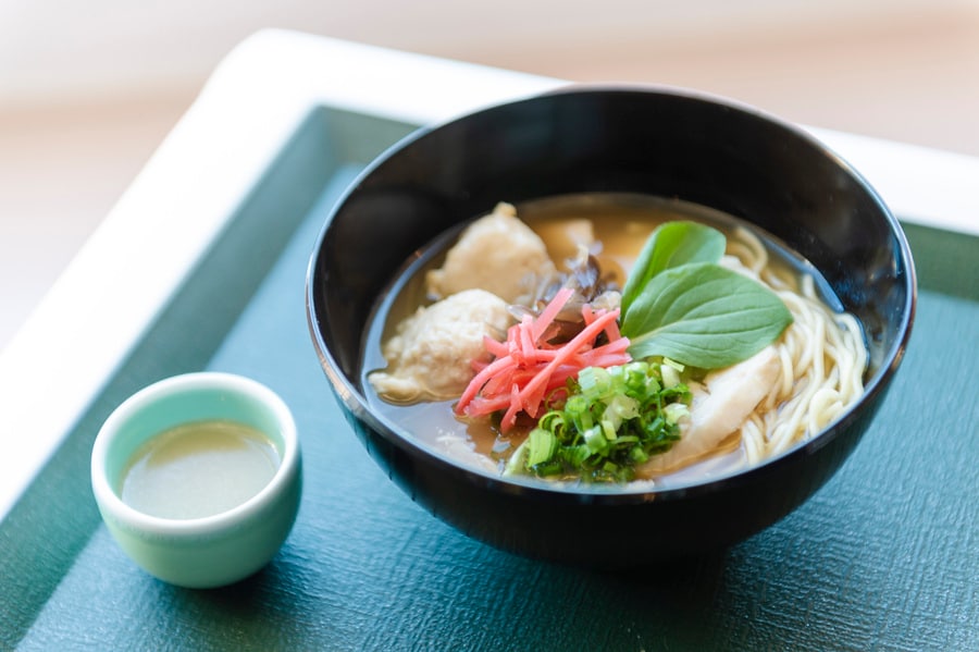 コクがありながらすっきりした後味の朝ラー「博多鶏白湯ラーメン」。このツアーのための特別メニュー。