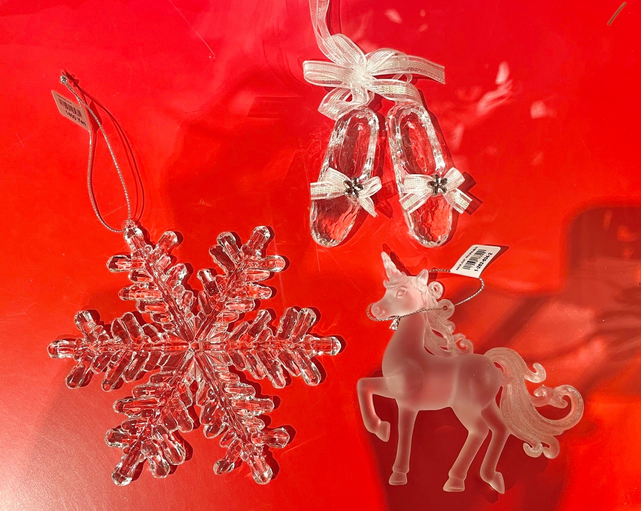 光を受けてきらめくオーナメントがツリーを華やかさに彩ってくれます。「雪の結晶」1,400円、「バレエシューズ」1,600円、「ユニコーン」2,000円。