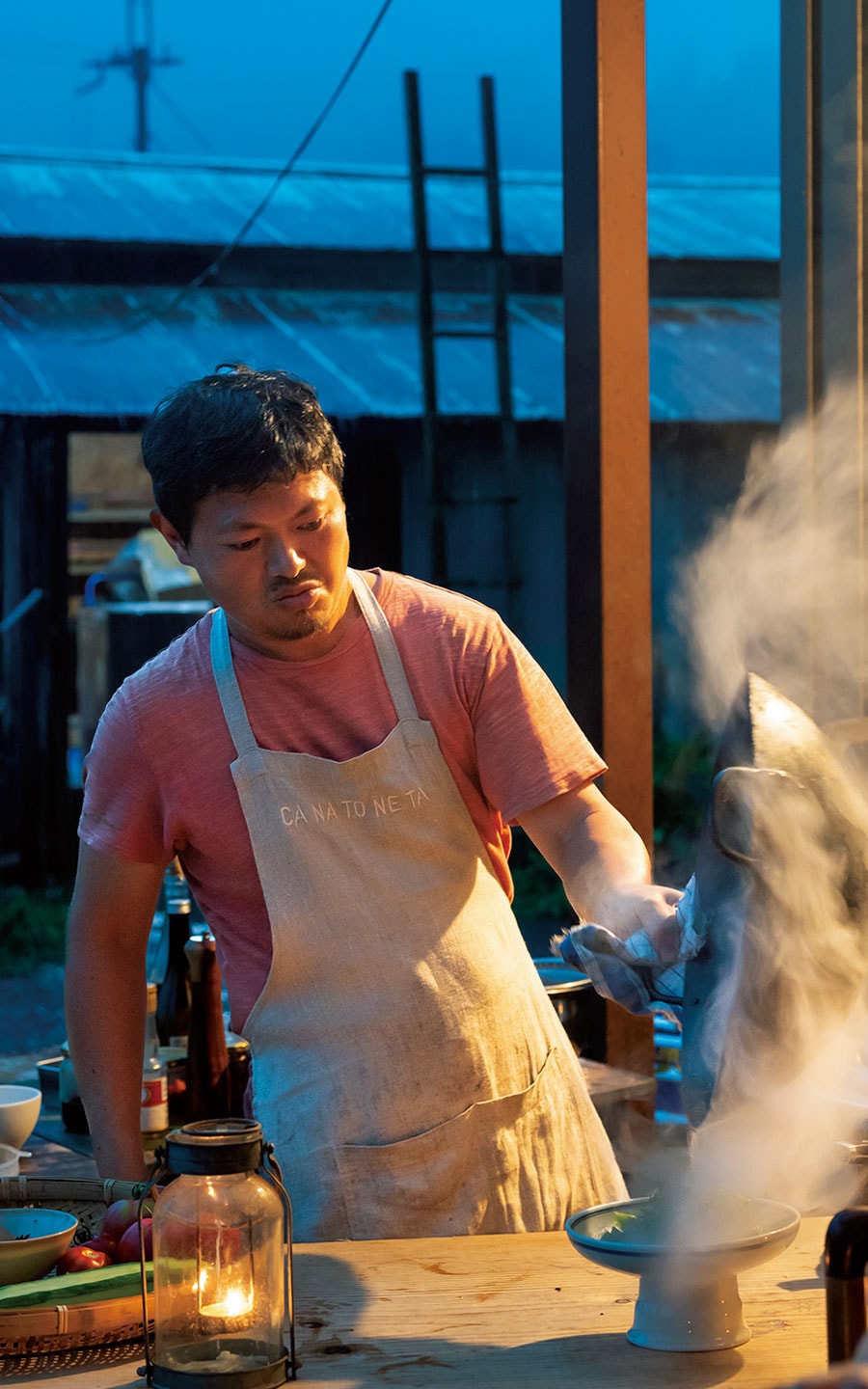 渡辺幸樹さん。調理を始めると、農家の顔からプロの顔に。“市内の大鵬”で出た生ゴミも、ここでコンポストに。