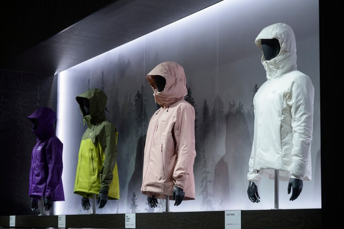 （キャプ）
他店よりトルソーの数が多く、より着用感をイメージしやすいのも池袋店の特徴だ。こちらはマウンテンカテゴリーの定番モデル。奥からアルファ SV ジャケット、ベータ AR ジャケット、ベータ インサレーテッド ジャケット、アトム SV フーディやアトム ジャケット、アトム フーディと「アトムファミリー（アークテリクスでは“シリーズ”のことを、“ファミリー”と呼ぶそう）」が並ぶ