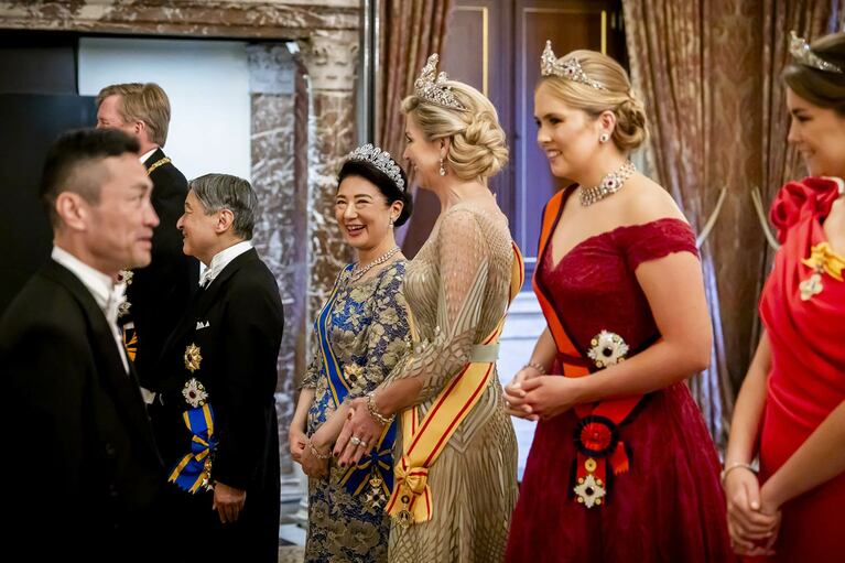天皇皇后両陛下と並ぶオランダのマキシマ王妃、将来の女王であるカタリナ=アマリア王女（6月17日）　©ANP／時事通信フォト