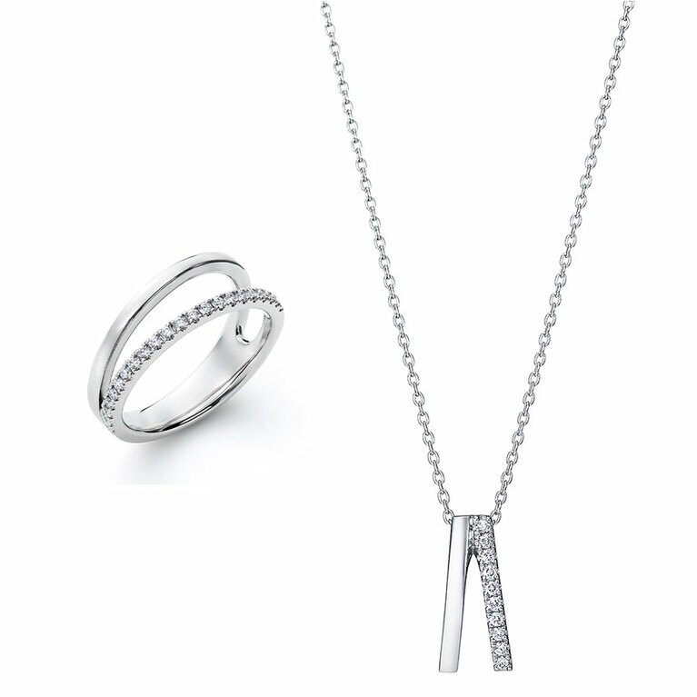 (左)リング 396,000円、(右)ネックレス 242,000円。