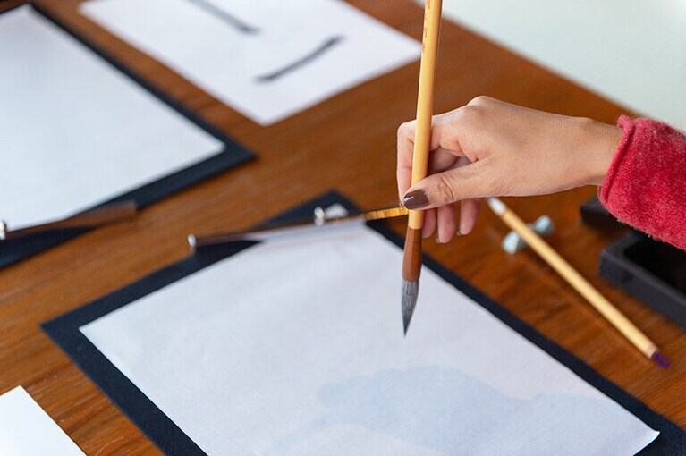 前日に習ったことを思い出しながら、半紙に向かう。