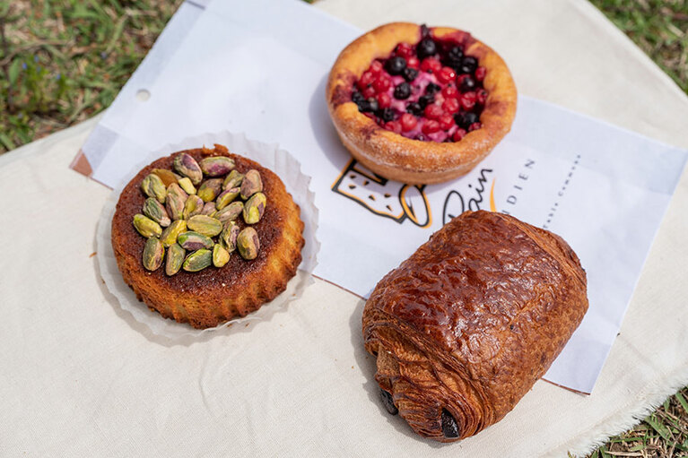 左から、「ピスタチオタルト」594円、「赤黒スグリのブリオッシュ」356円、「パンオショコラ」280円。