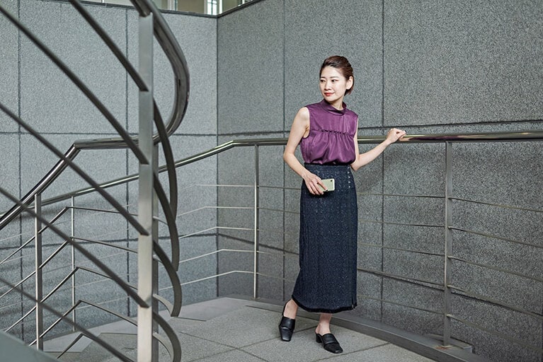 スエードサテンブラウス8,900円、リネンふくれジャカードスカート24,000円／以上、UNITED TOKYO (UNITED TOKYO WOMENS 新丸ビル店03-6273-4944)、サンダル本人私物。