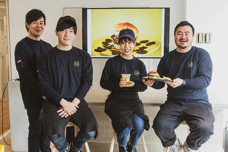 左から、バンタン レコールバンタン ブランドマネージャー 細井信宏さん、レコールバンタン 調理プロフェッショナル学科の坂野佑真さん、安原亜実さん、sio代表・シズる代表の鳥羽周作シェフ。