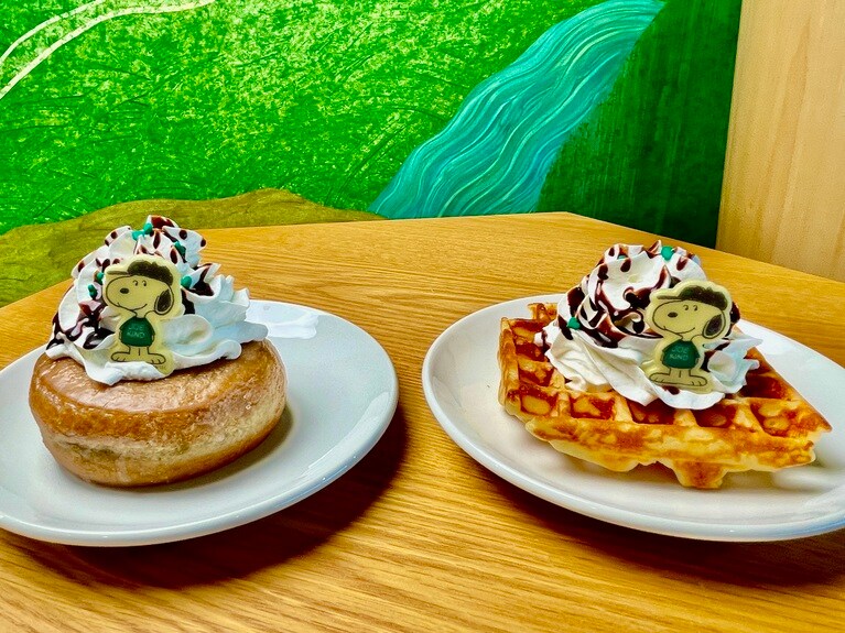 「JOE KIND SNOOPY」のトッパーは、日本ではホワイトチョコレートにキャラクターがプリントされていますが、海外では手描きのデザインになっています。