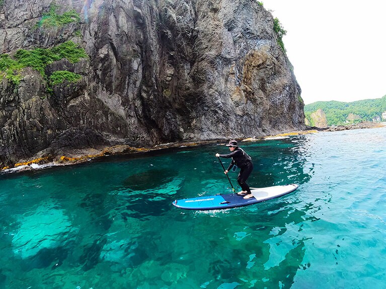 エメラルドがかった“積丹ブルー”をSUPで満喫。©K-LABO SUP