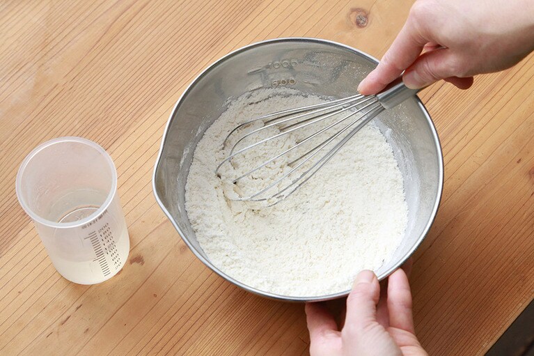 粉類をすべて併せた状態で密閉容器やチャック付きの保存袋などに入れて保存可能ですが、水分を入れた天ぷら衣は揚げる直前に作ります。作り置きはできないので注意。