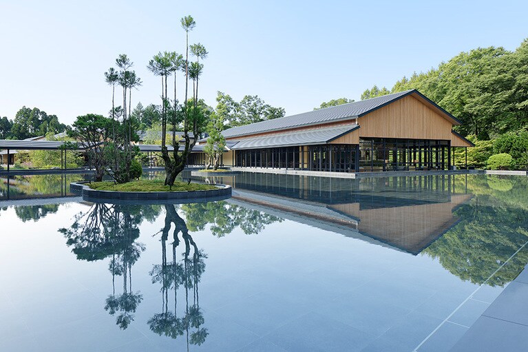 静謐な光景を生み出す水盤の向こうに佇むレストラン「TENJIN」。シェフズテーブル、オールデイダイニング、バーと3つのシーンを用意します。