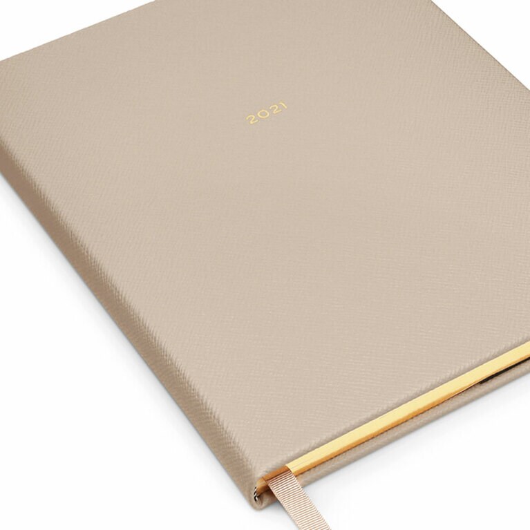 クロスグレインラムスキンレザーが上品。新色のサンドストーン。