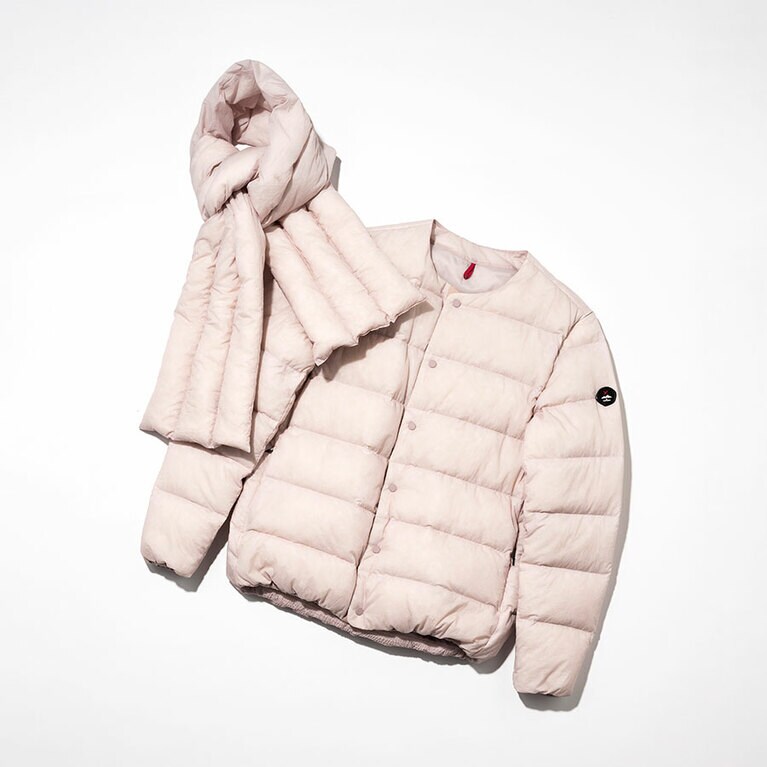 ダウンジャケット(パッカブル用袋付き)41,800円、ダウンマフラー(パッカブル用袋付き)16,500円／ワイドット バイ ノルディスク(アルファ PR)