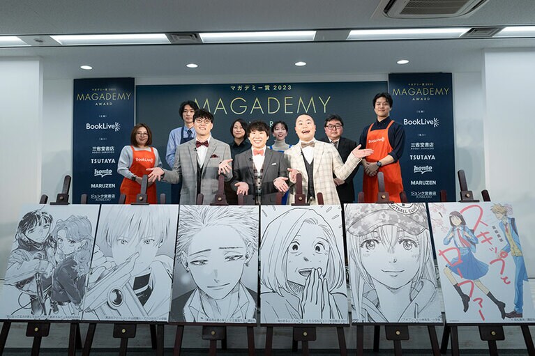 特別審査員のハナコと書店員の皆さん。