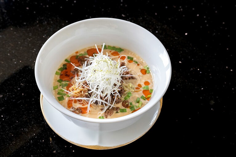 「龍天門の冷やし担々麺」3,200円（サービス料込）。