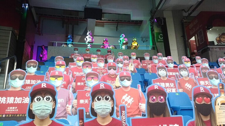 ロボット応援団は最上段に。撮影：熊谷俊之