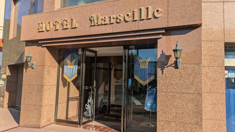 南伊豆町の最寄駅となる伊豆急下田駅前にあったのは、「ホテルマルセイユ」だった。南伊と思いきや、ここは南仏だった。