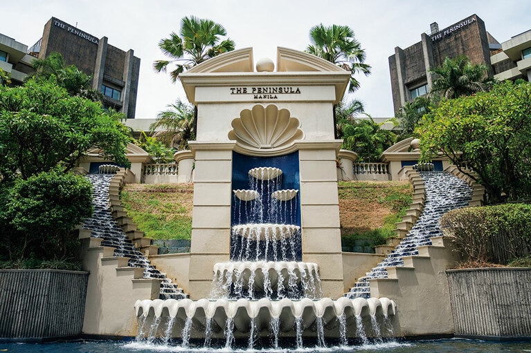 ザ・ペニンシュラマニラを象徴する壮麗な噴水。