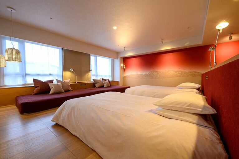 1階寝室には、2台のベッドに、ベッドにもなるごろ寝ソファ。