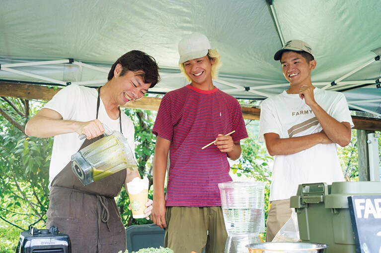 農体験イベントなどを企画する「OHARA FARMY」のスムージー 700円。この日はにんじん、ケール、フルーツ酵素を使用。