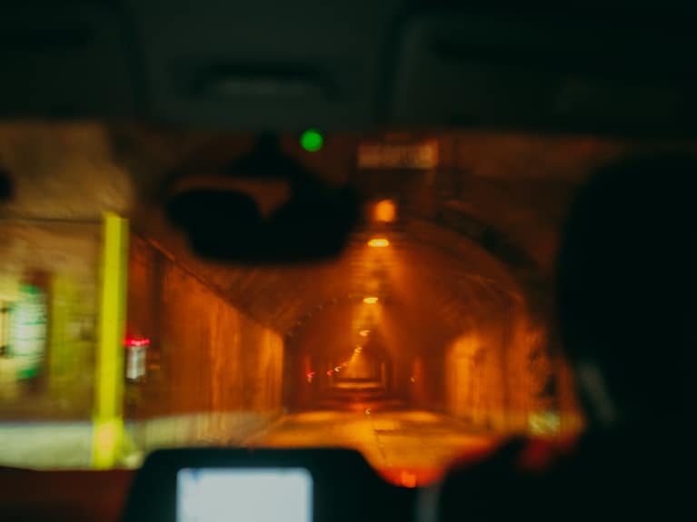 奥只見シルバーラインの狭く長いトンネル。右折するための「銀山平」の標識を見逃さないようご注意を。