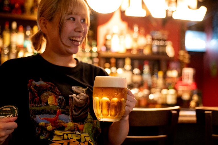 黄金色に輝くビールが料理を引き立てる！