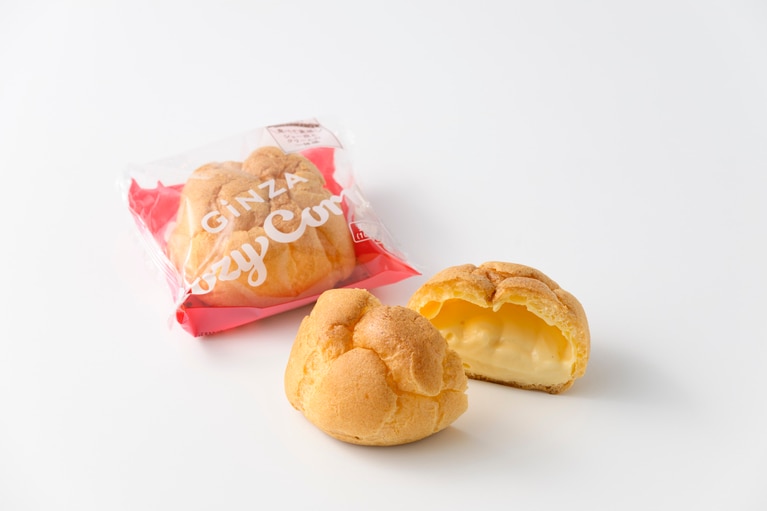 ジャンボシュークリーム（カスタード） 各178円。