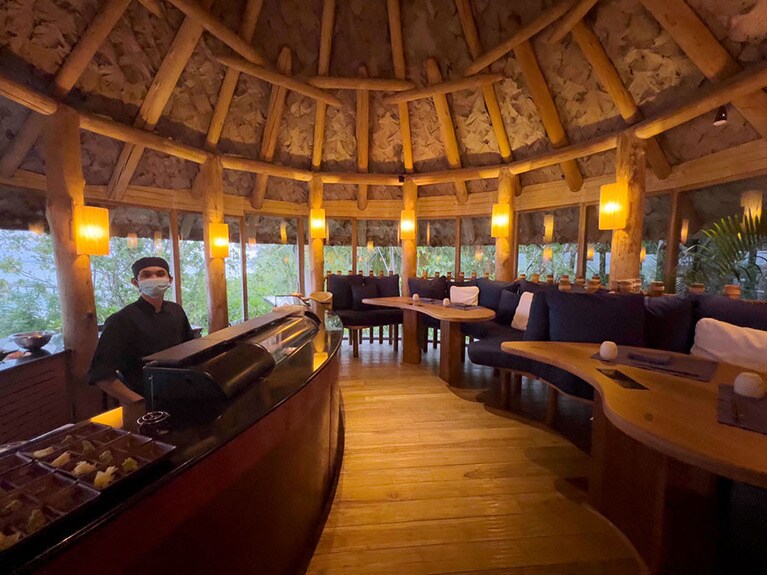 「バイ・ザ・シー」の寿司バー。テーブル席でゆっくりいただくことができる。