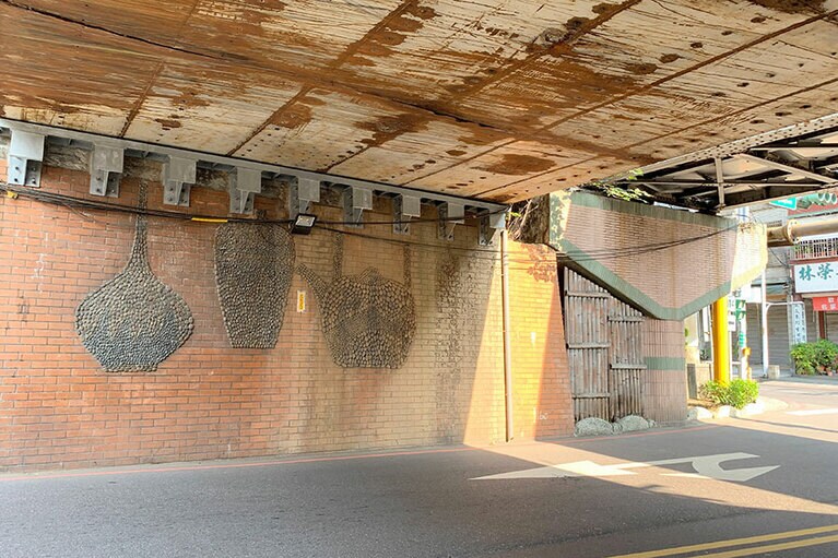 1つ目の信号がある風景、煉瓦の壁にも陶器のモチーフが。