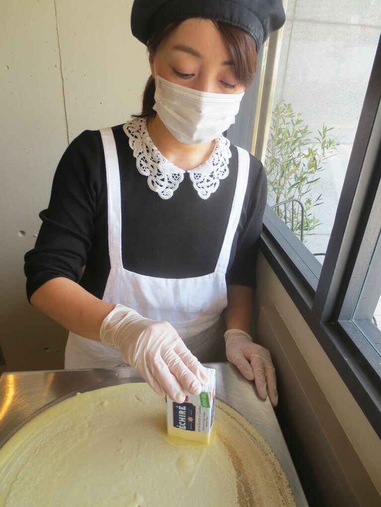 エシレバターをクレープに直接塗ると、芳醇な香りが店内に広がります。