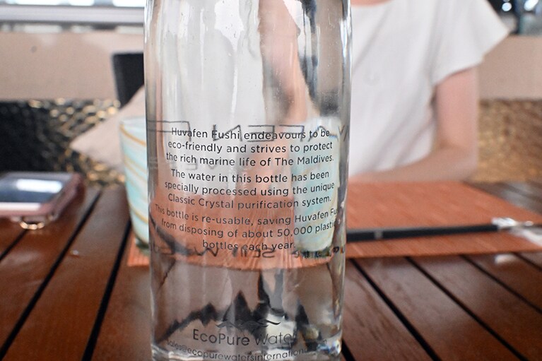 昔ながらのクリスタルでろ過をした水をボトル詰めに。エコフレンドリーかつモルディブの海を守ることに積極的。