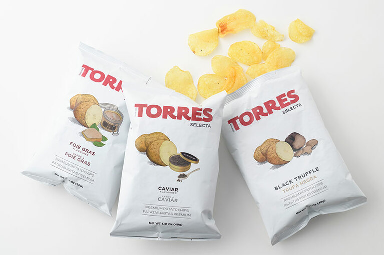 TORRES ポテトチップス。左から：フォアグラ 324円、キャビア 388円、トリュフ 324円(すべて税込)。