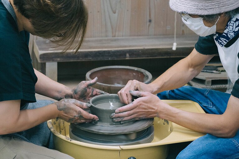 職人が向かい合って丁寧に指導してくれる。