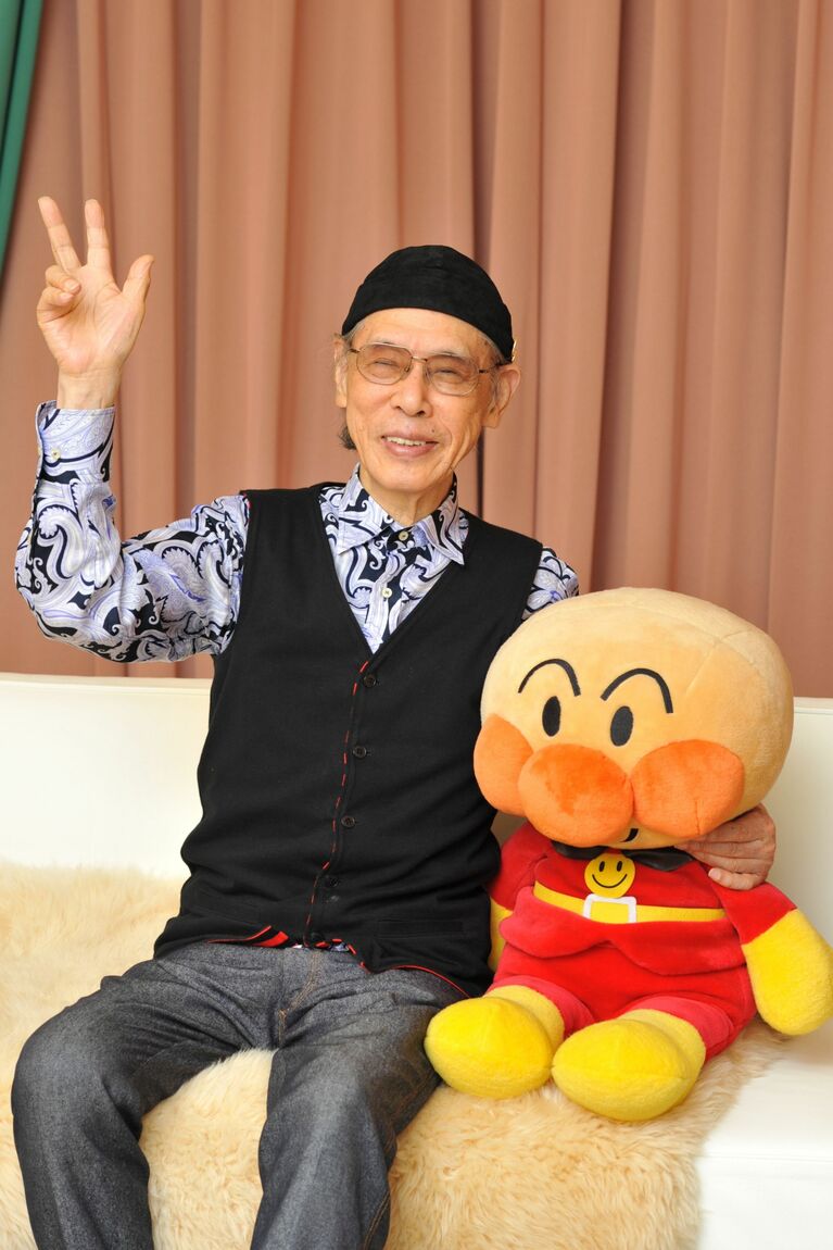 アンパンマンと肩を組み笑顔でピースするやなせたかしさん　©文藝春秋