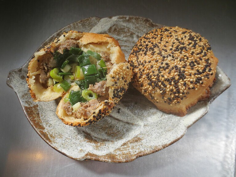 「醤油味」1個380円。ピリリとした胡椒味とネギの甘さが絶妙。