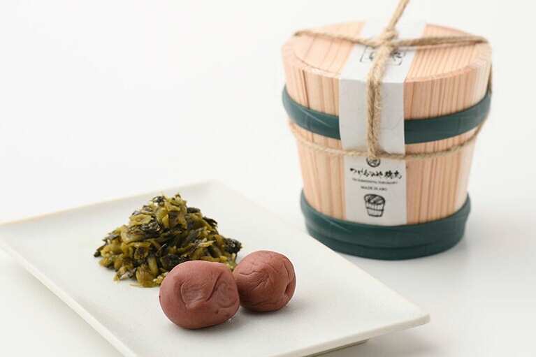 【熊本県】ちっちゃい木樽 阿蘇たかな油いため40g、阿蘇梅漬2個 555円／つけものや徳丸