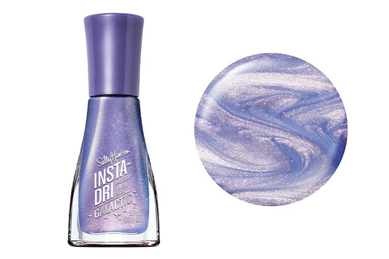 速乾性と、パキッとした高発色が大人気のネイルカラー。1本でベースコート、ネイルカラー、トップコートの3役を備え、ツヤもあるし持ちもよし。110 ネ ブルー ラ。ミルキーウェイのようなクールな輝きのパープル系。インスタドライ ネイルカラー 9mL 825円（6月6日限定発売）／サリーハンセン