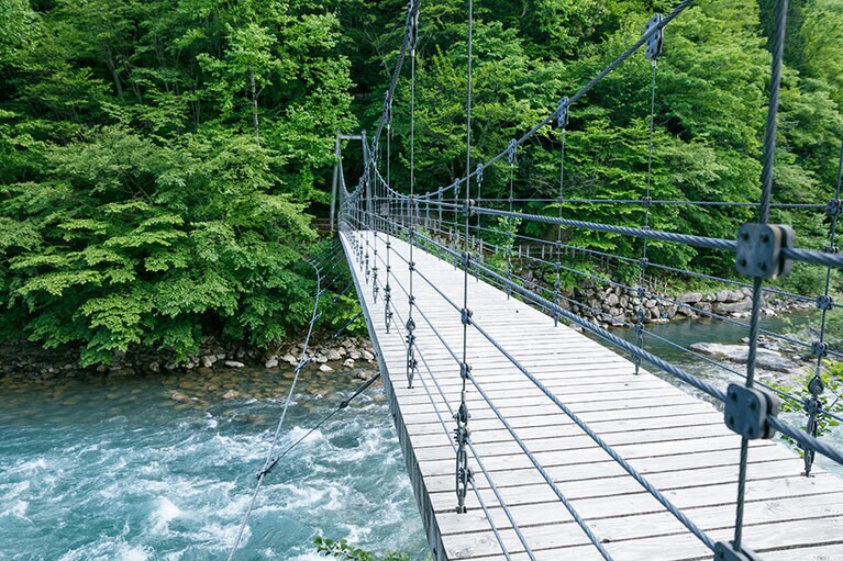 大町ダム下流にかかる「小太郎つり橋」。少しドキドキ……。