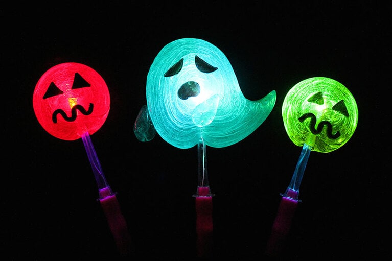 光るロリポップキャンディ ジャックオランタン 833円、おばけ 1,111円／キャンディアートミュージアム by PAPABUBBLE