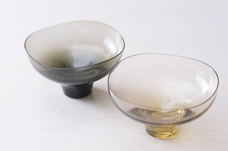 「leila(レイラ) ボウルM」左からカーボン、タン 各2,500円。