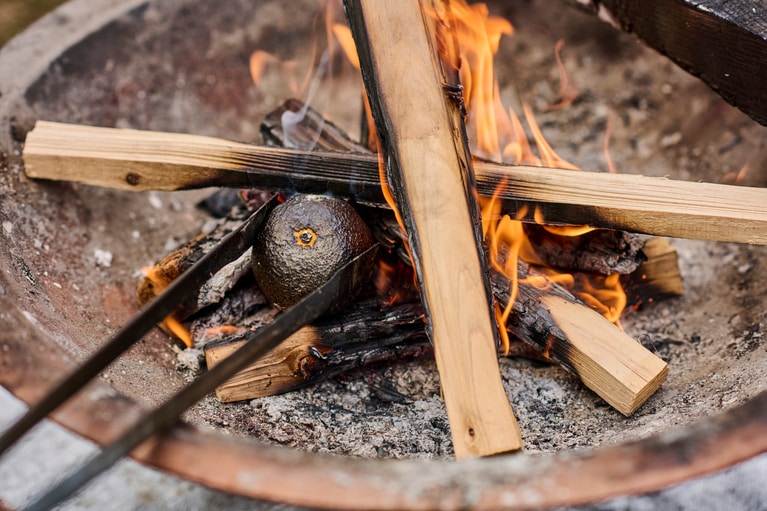 皮のまま、みかんを焚き火で焼くだけ。