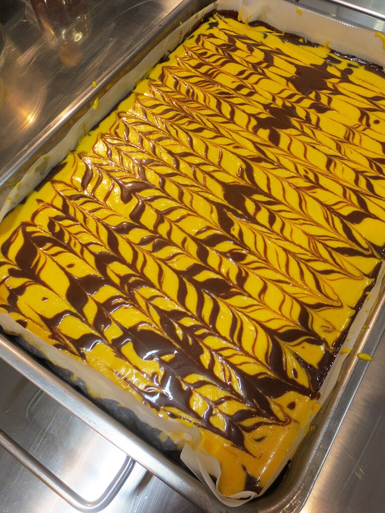 カットする前の「栗マロンかぼちゃの生チョコブラウニー」1個320円。