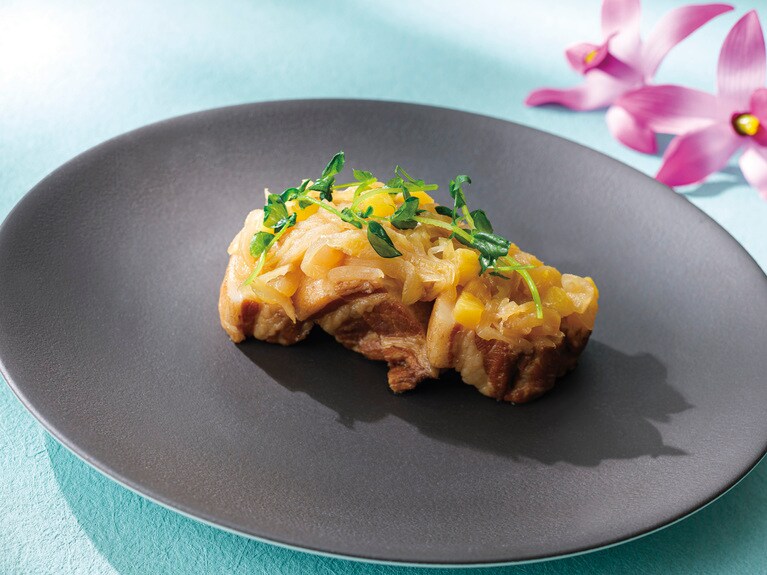 新作惣菜「カルアポーク オニオンパイナップル添え」。