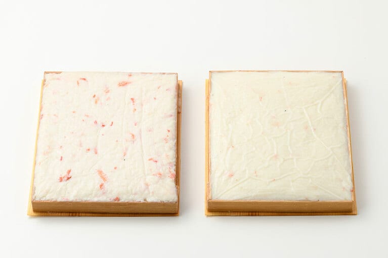 左から：かにしんじょう、えびしんじょう 各3,200円(約20×17cm)／岩内蒲鉾店