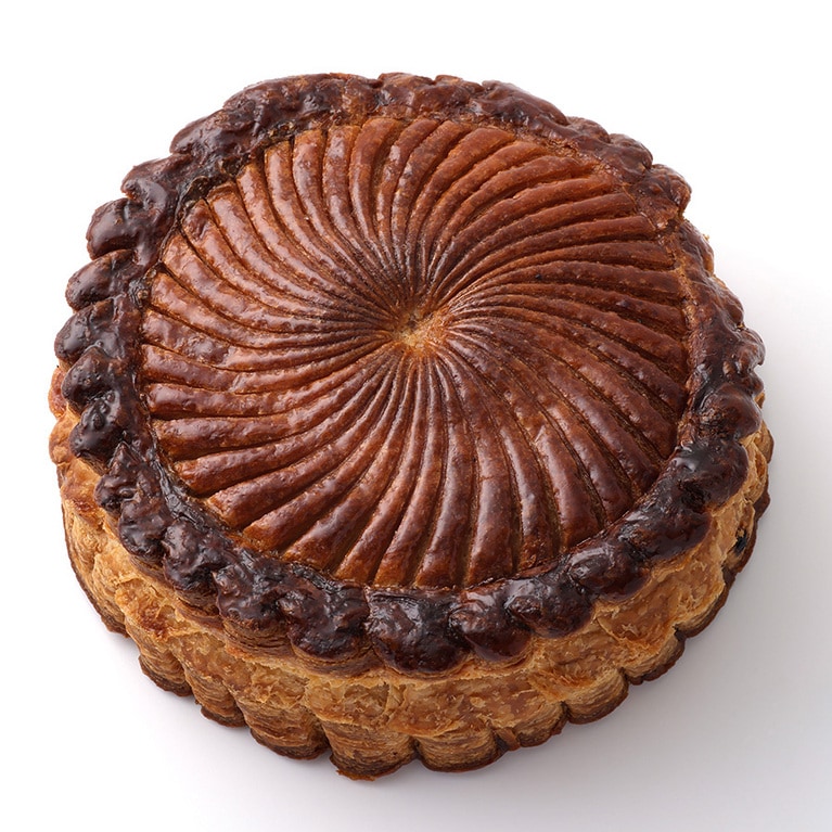 ピティビエ 大 2,850円、小 380円。香ばしいパイ生地でアーモンドクリームをたっぷり包んだ、オルレアネ地方ピティビエの伝統菓子。