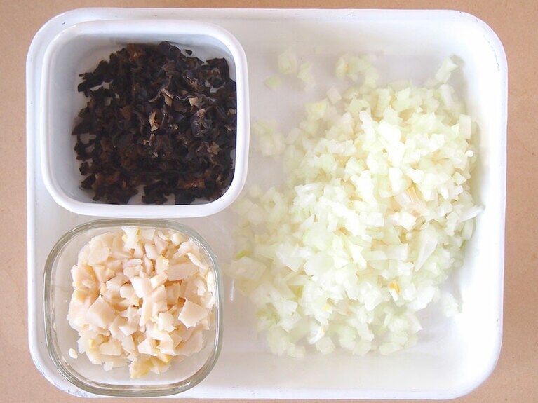 (1) 乾燥木耳は水で戻してから、みじん切りにします。竹の子、玉ねぎはみじん切りにします。