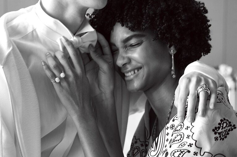 ［彼女］ダブルフィンガーリング(SIL×DIA) 2,222,000円、シングルピアス(SIL) 63,800円、ネックレス(SIL) 487,300円、スカーフ 52,800円。
［彼］リング(SIL×DIA) 1,815,000円、パーカ 77,000円／すべてクロムハーツ(クロムハーツ トーキョー)、シャツ 19,800円、蝶ネクタイ 参考商品／ともにミラー ミラー 丸の内