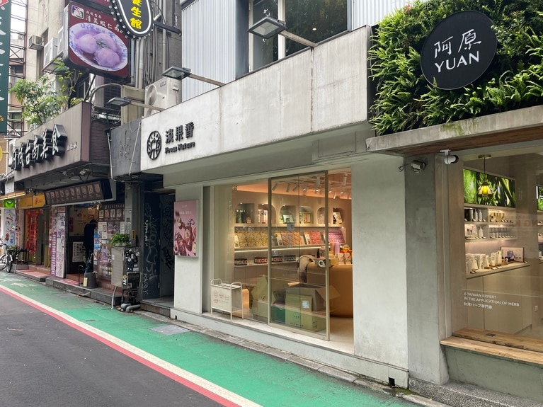 メインストリート沿いの便利なロケーションで、ウィンドウショッピングの途中でもふらっと立ち寄れます。