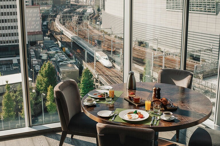 フォーシーズンズホテル丸の内 東京 7階「MOTIF RESTAURANT＆BAR」。